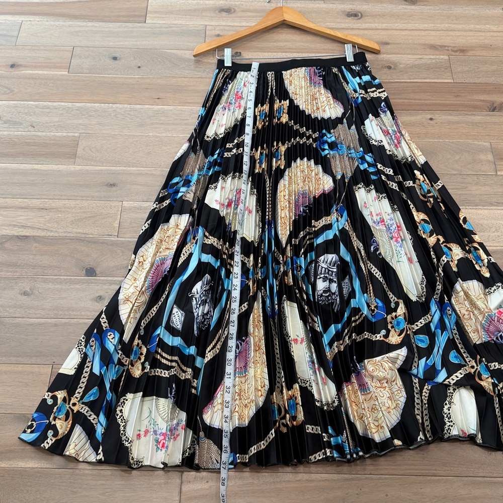 Chic Black and Cream pleated Skirt - Picture 8 of 10